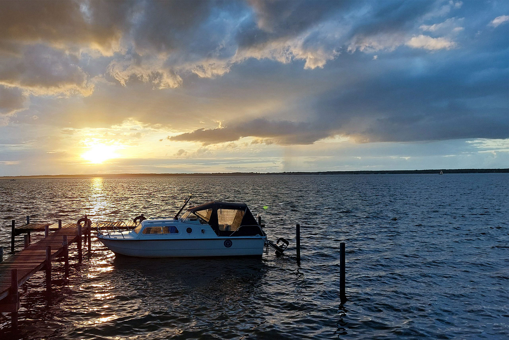 Boot am Steg im Steinhuder Meer